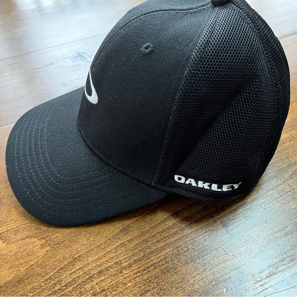 Black Mesh Flex Cap with Oakley Logo, S/M - Picture 3 of 4